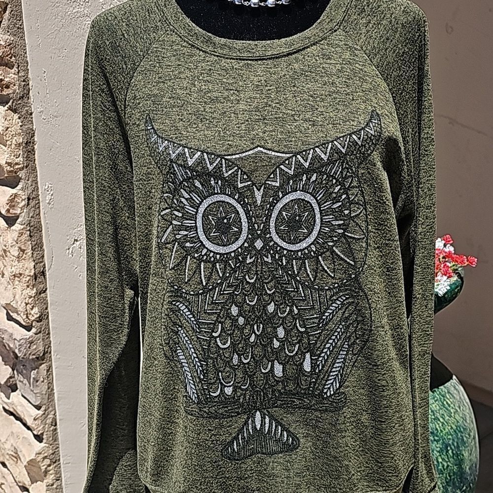 Heather army green and black owl tee size XL